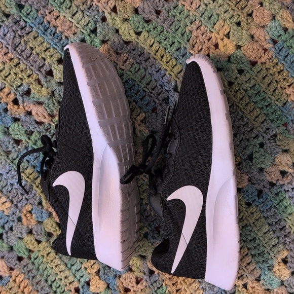 Nike Black and White Women's sneakers size 7 - Picture 2 of 6